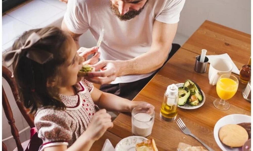 Ειδικοί προειδοποιούν: Tα λάθη των γονιών στη διατροφή των παιδιών τους